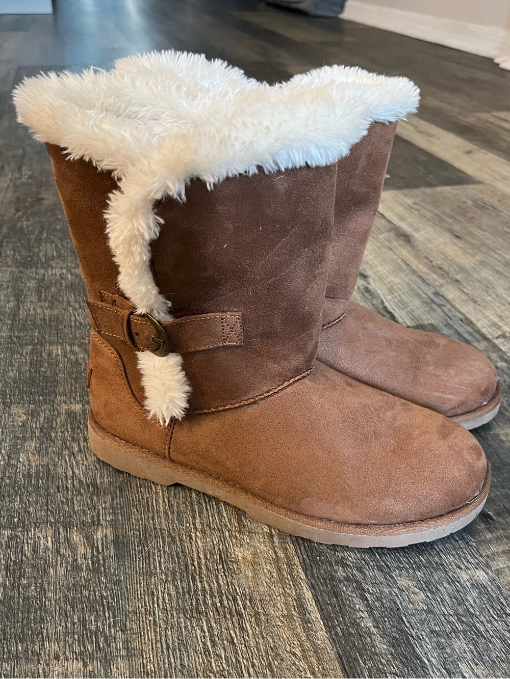 Cozy Women's Brown Faux-Suede Winter Boots with Faux-Fur Trim and Buckle